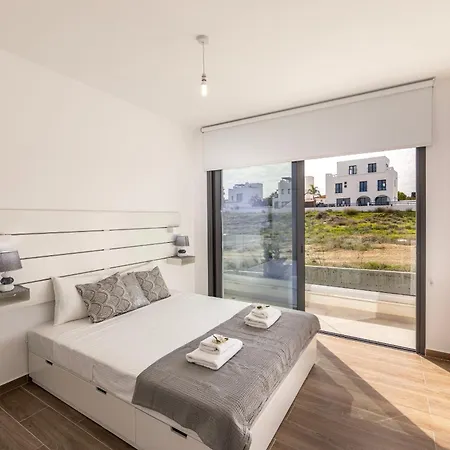 By The Bay 33 Вилла *