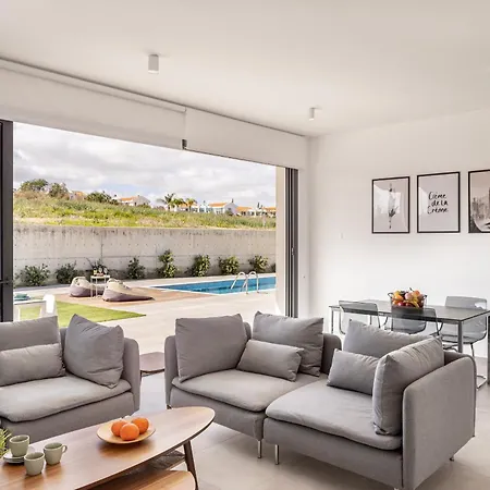 Вилла By The Bay 33 *