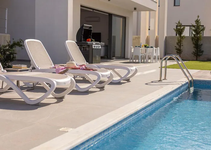 Villa By The Bay 33 *